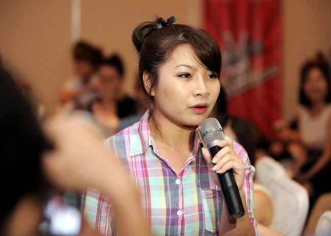 Thí sinh Nguyễn Quỳnh Trang, biệt danh Trang Ốc đội Mr. Đàm đã giằng lấy mic và phát biểu khá gay gắt khi Ban tổ chức chưa có những câu trả lời thỏa đáng cho phóng viên dự họp báo.